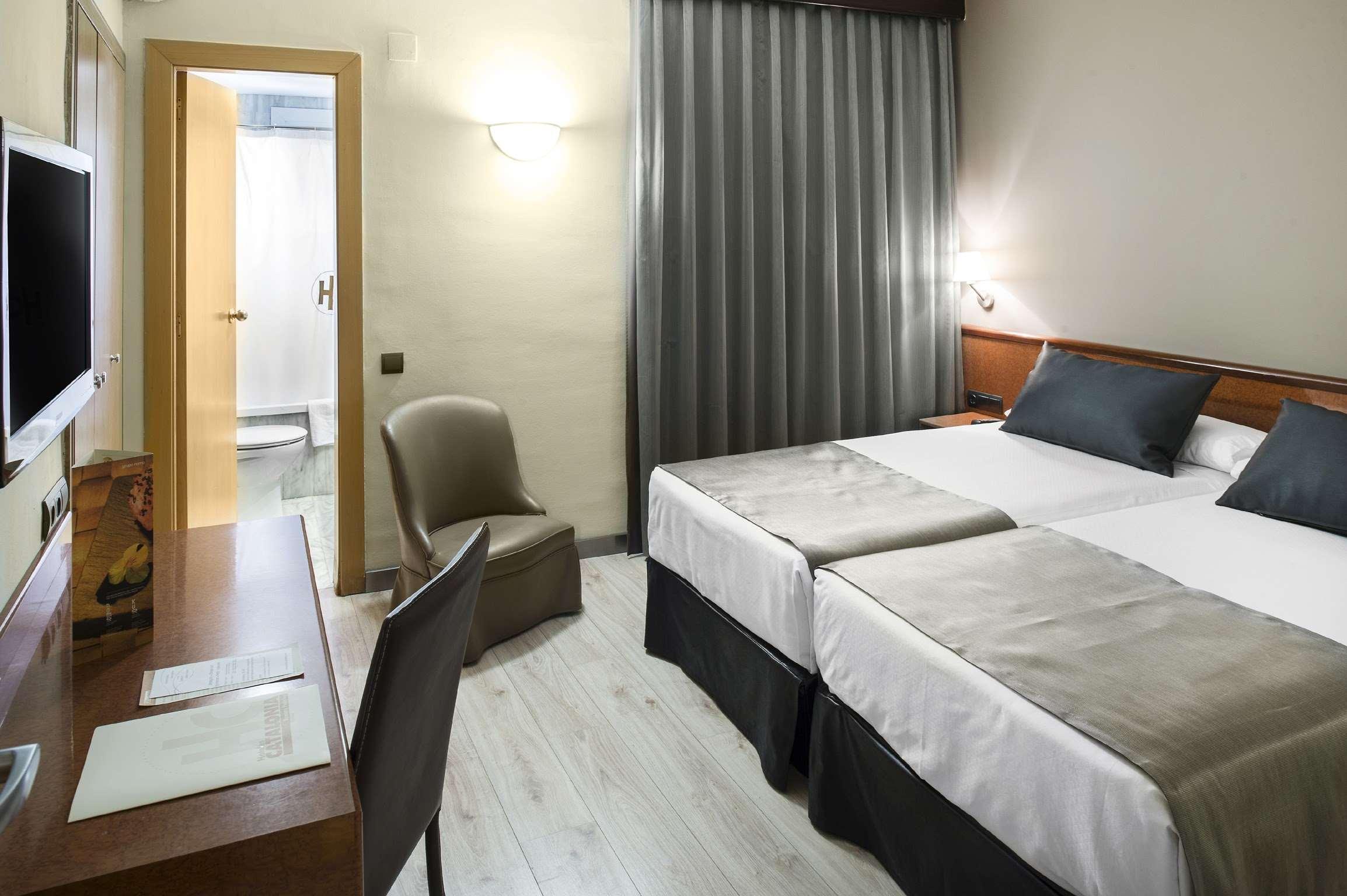 Catalonia Castellnou Hotel Barcelona Bagian luar foto