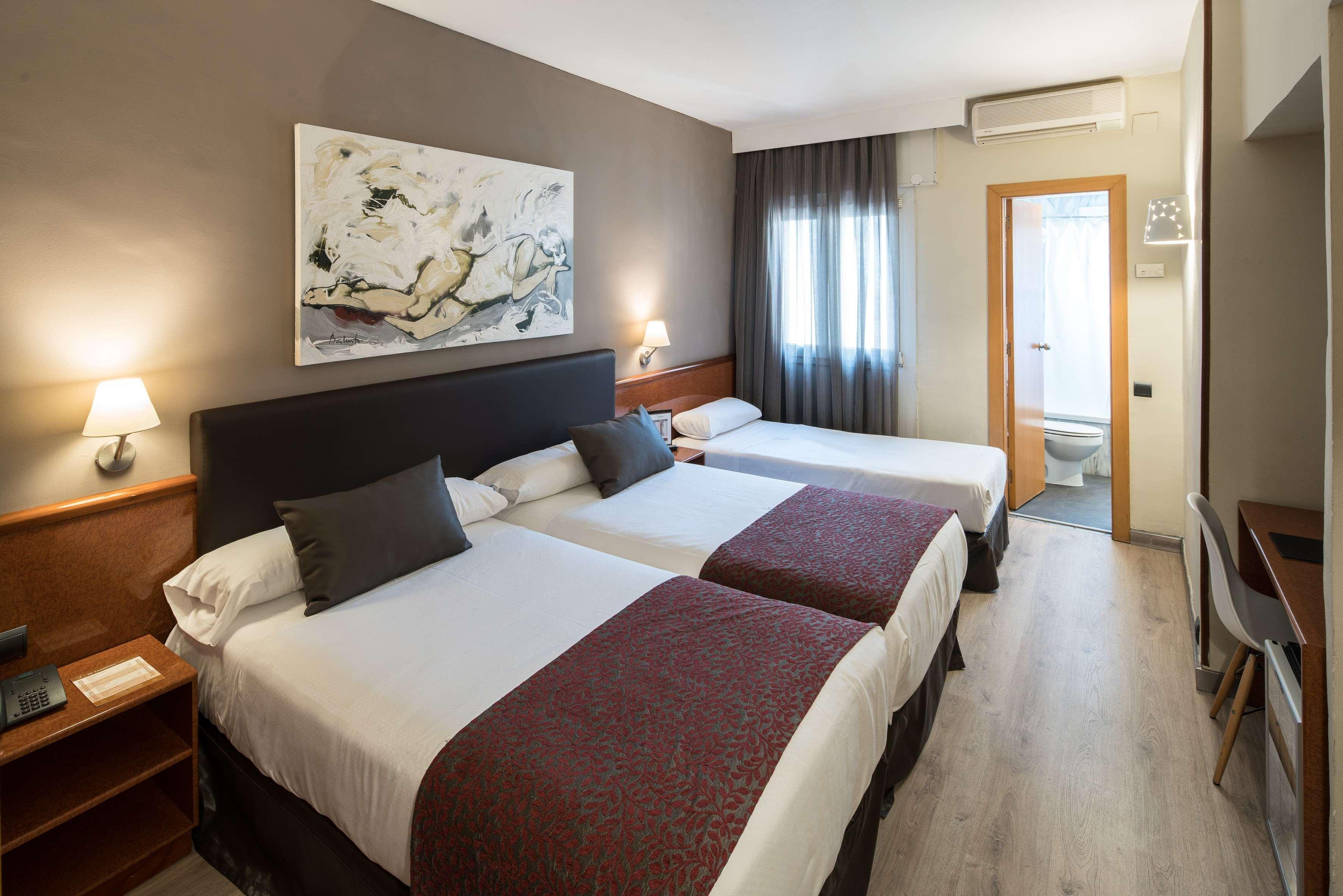 Catalonia Castellnou Hotel Barcelona Bagian luar foto