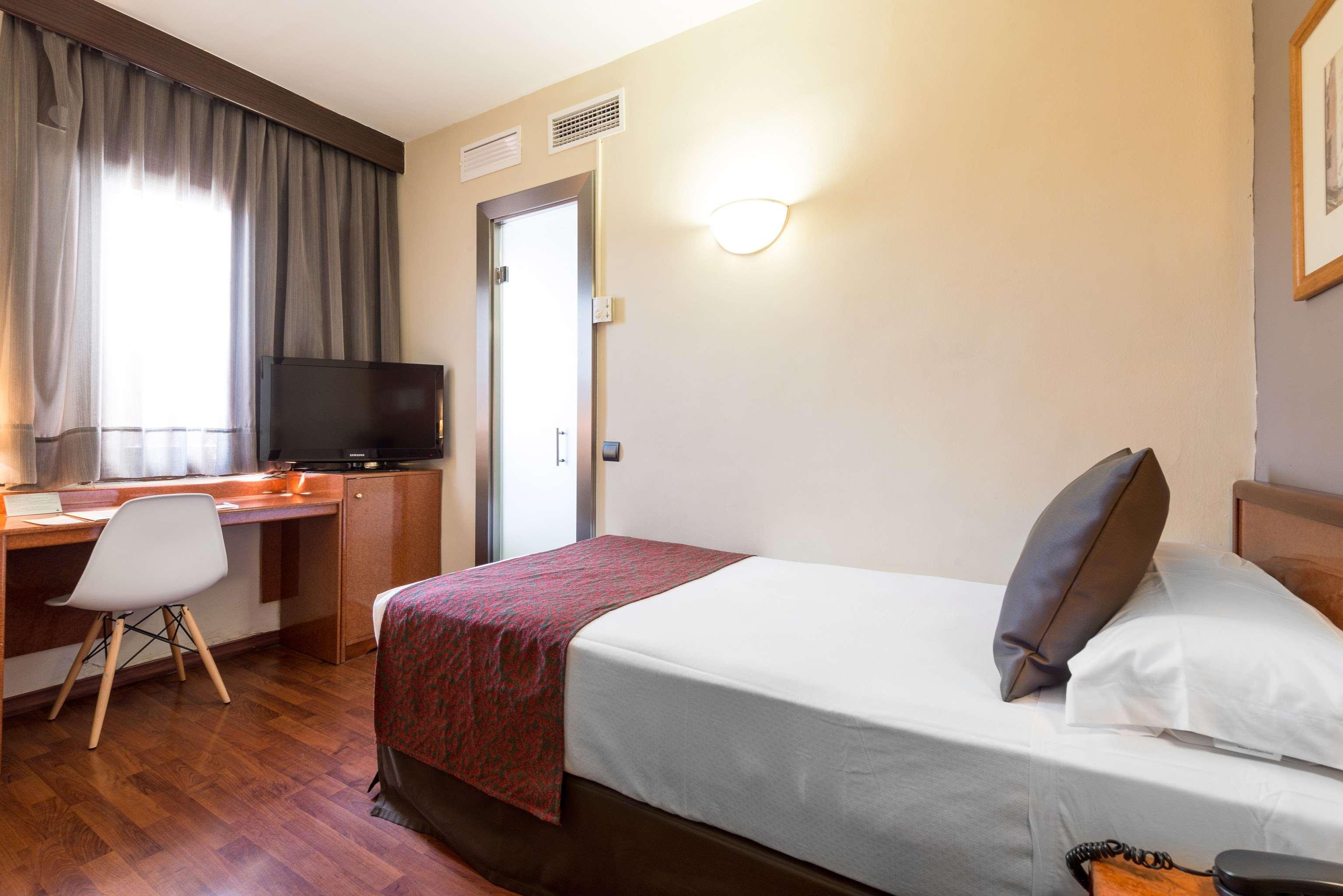 Catalonia Castellnou Hotel Barcelona Bagian luar foto
