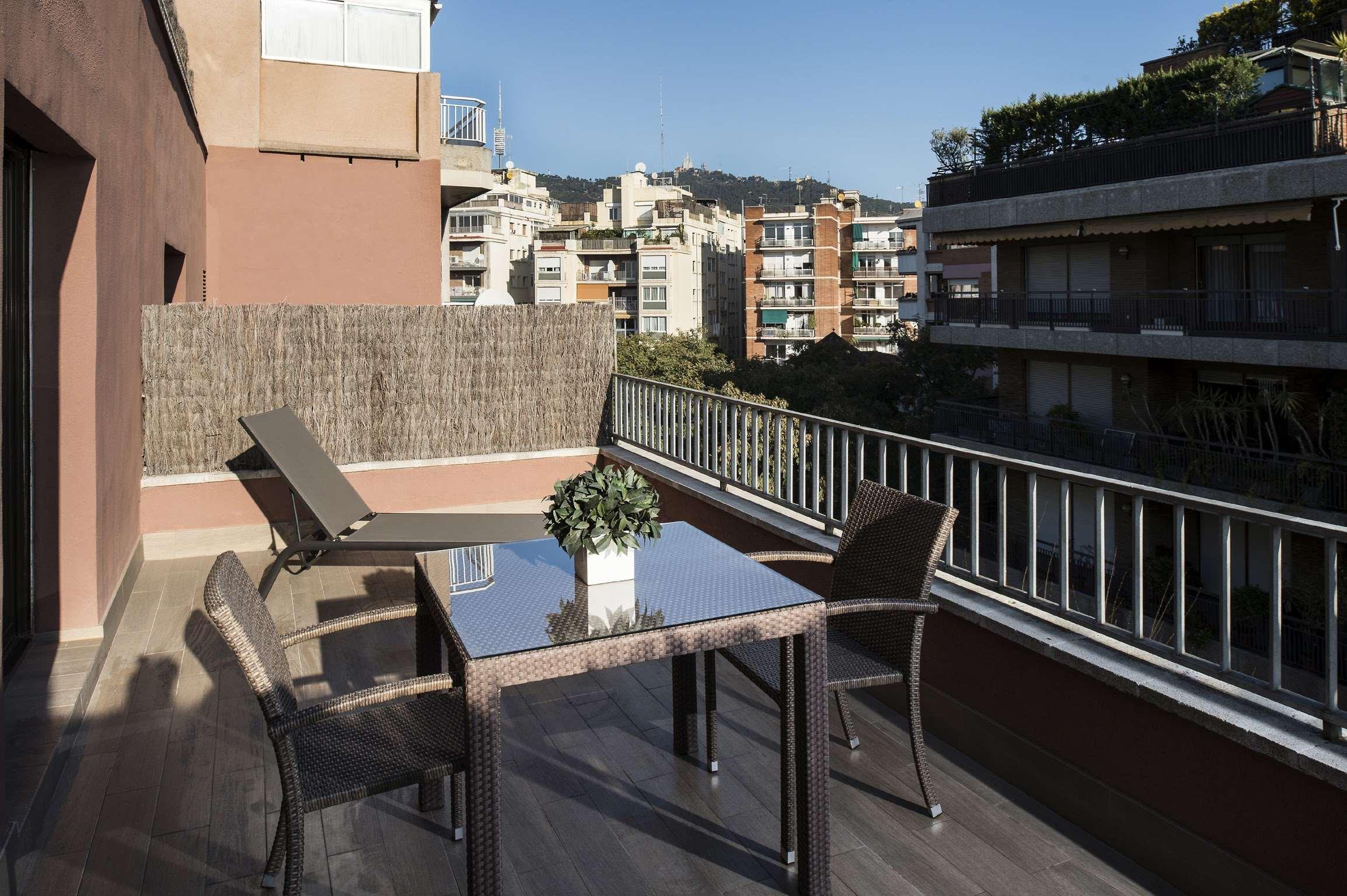 Catalonia Castellnou Hotel Barcelona Bagian luar foto