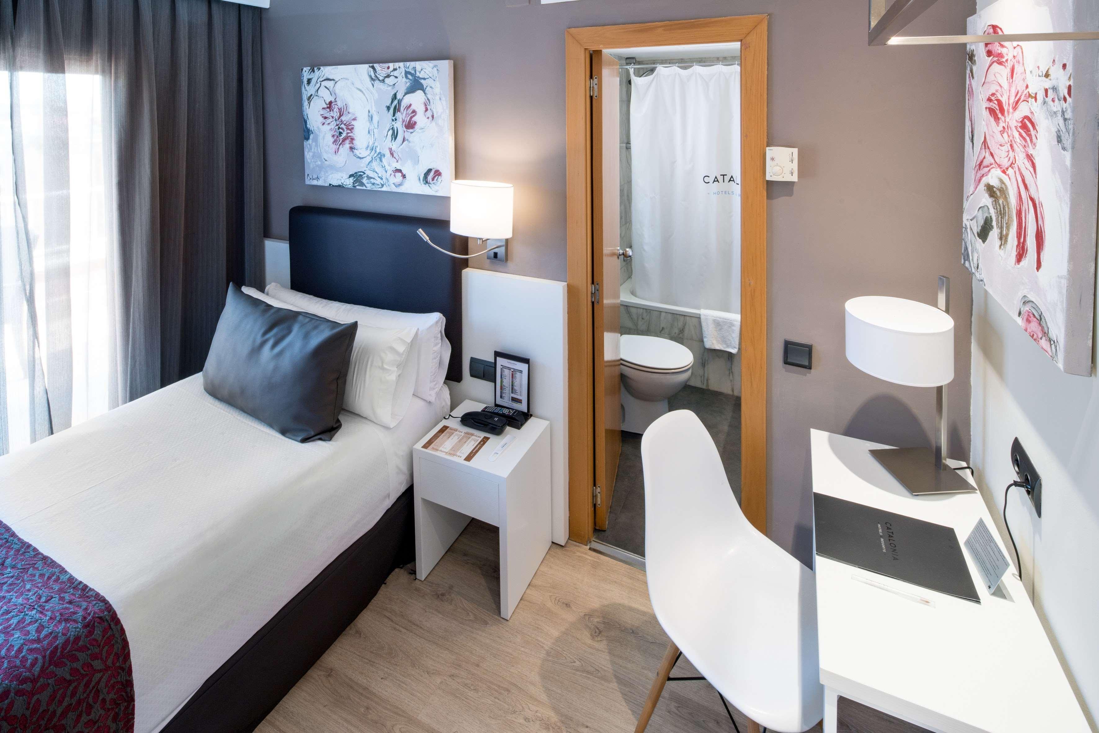 Catalonia Castellnou Hotel Barcelona Bagian luar foto