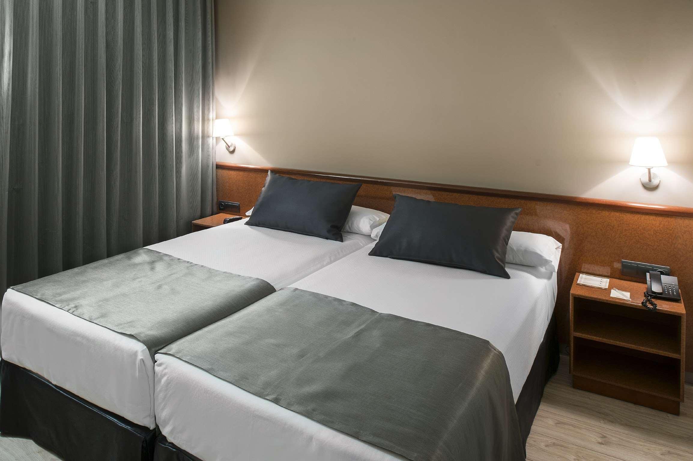 Catalonia Castellnou Hotel Barcelona Bagian luar foto