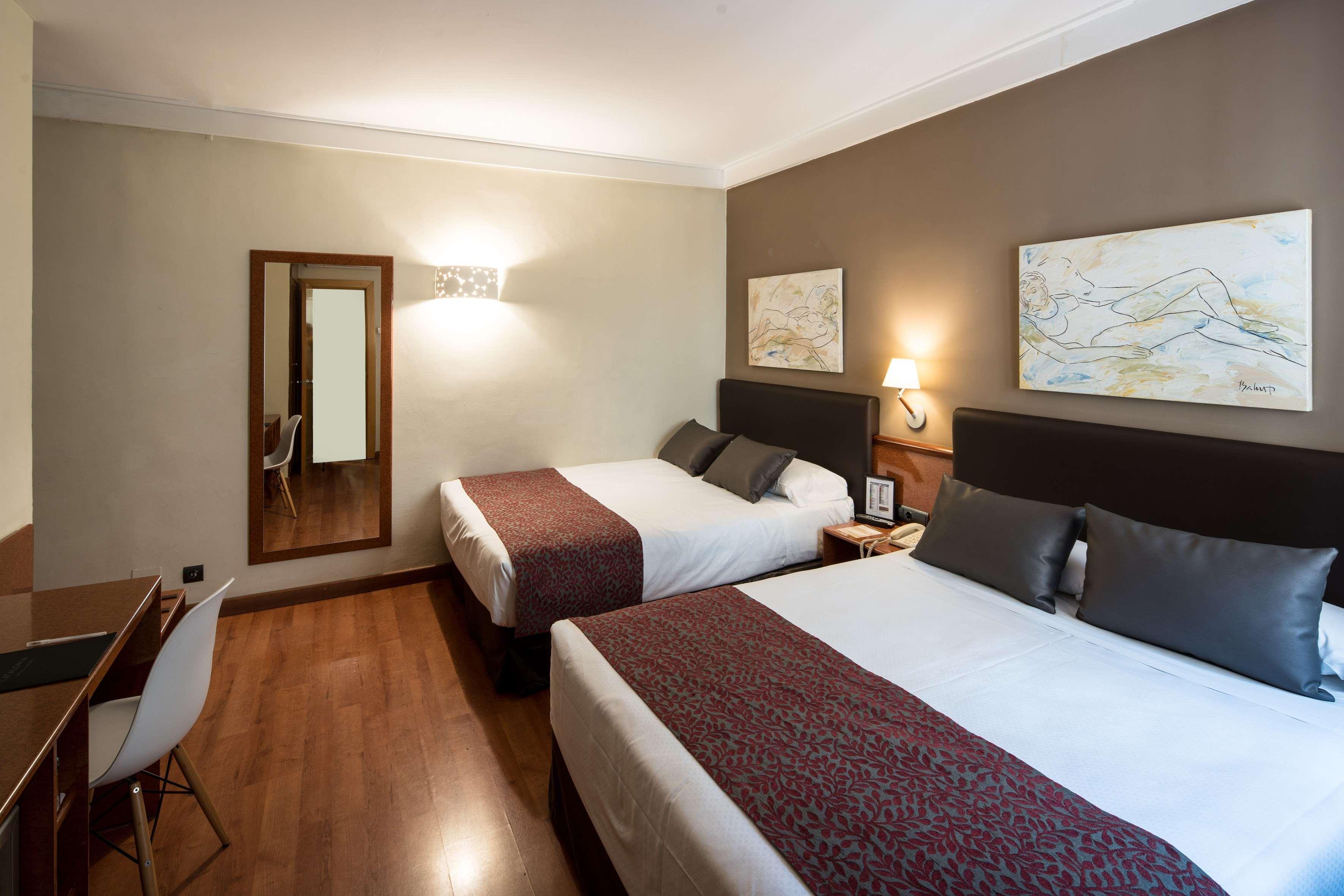 Catalonia Castellnou Hotel Barcelona Bagian luar foto