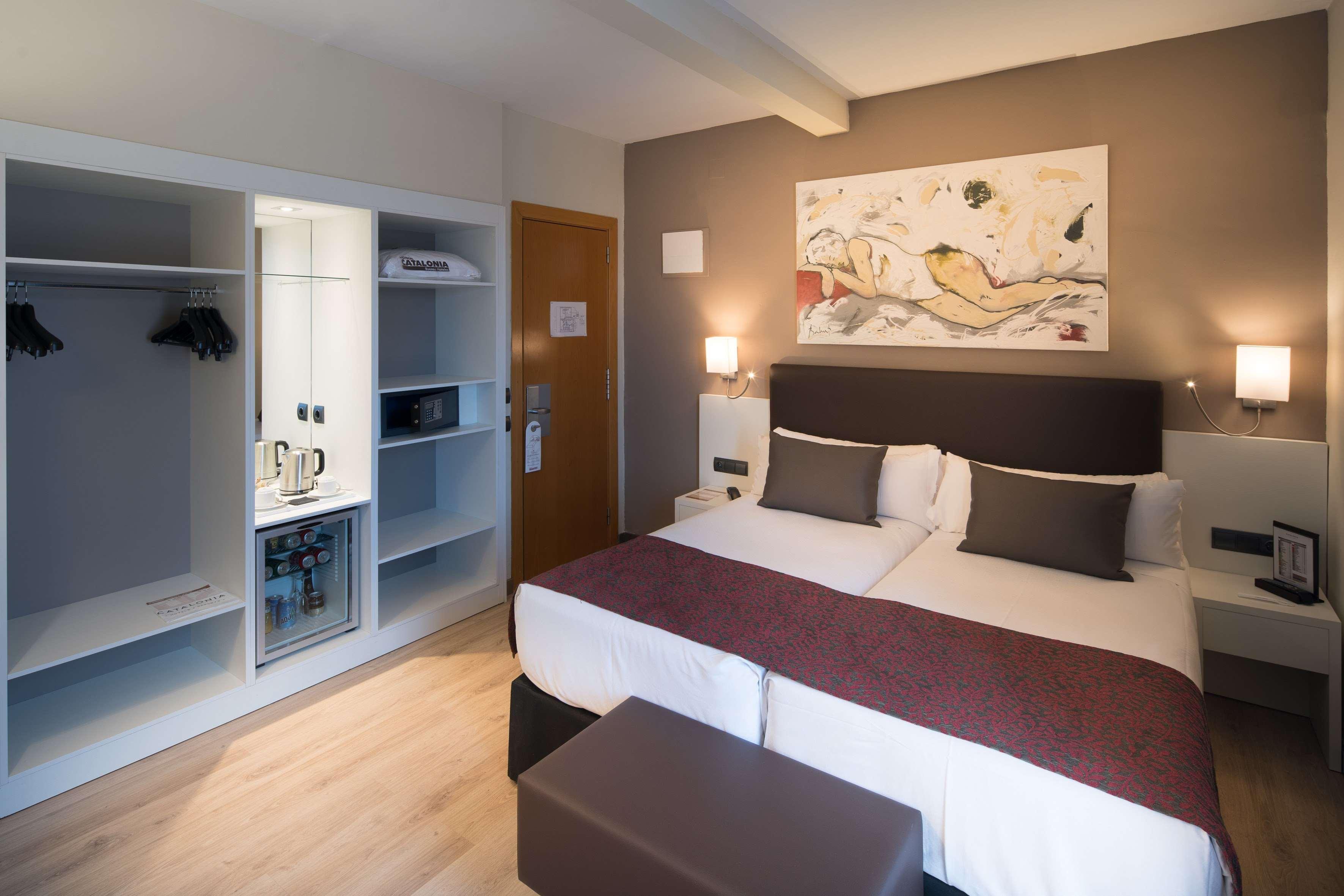Catalonia Castellnou Hotel Barcelona Bagian luar foto
