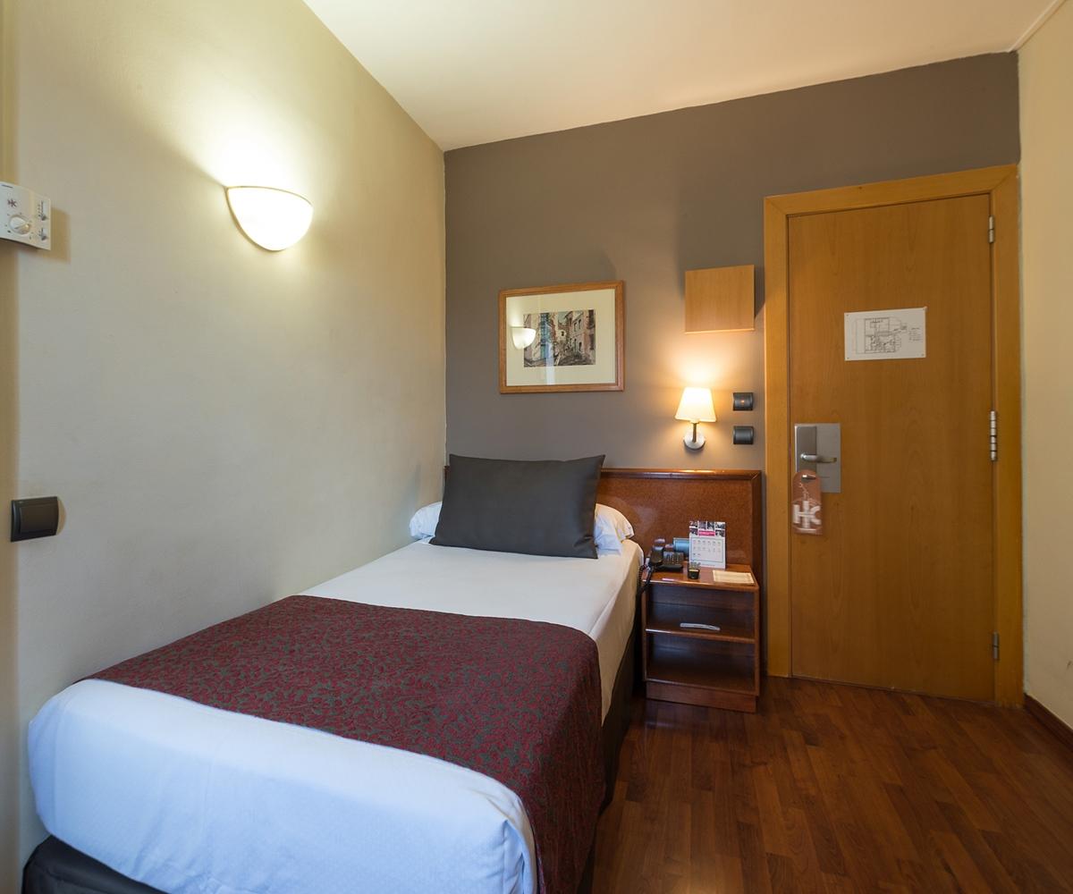 Catalonia Castellnou Hotel Barcelona Bagian luar foto