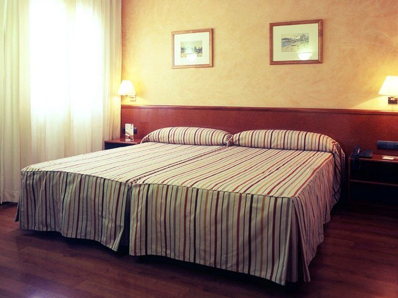Catalonia Castellnou Hotel Barcelona Bagian luar foto